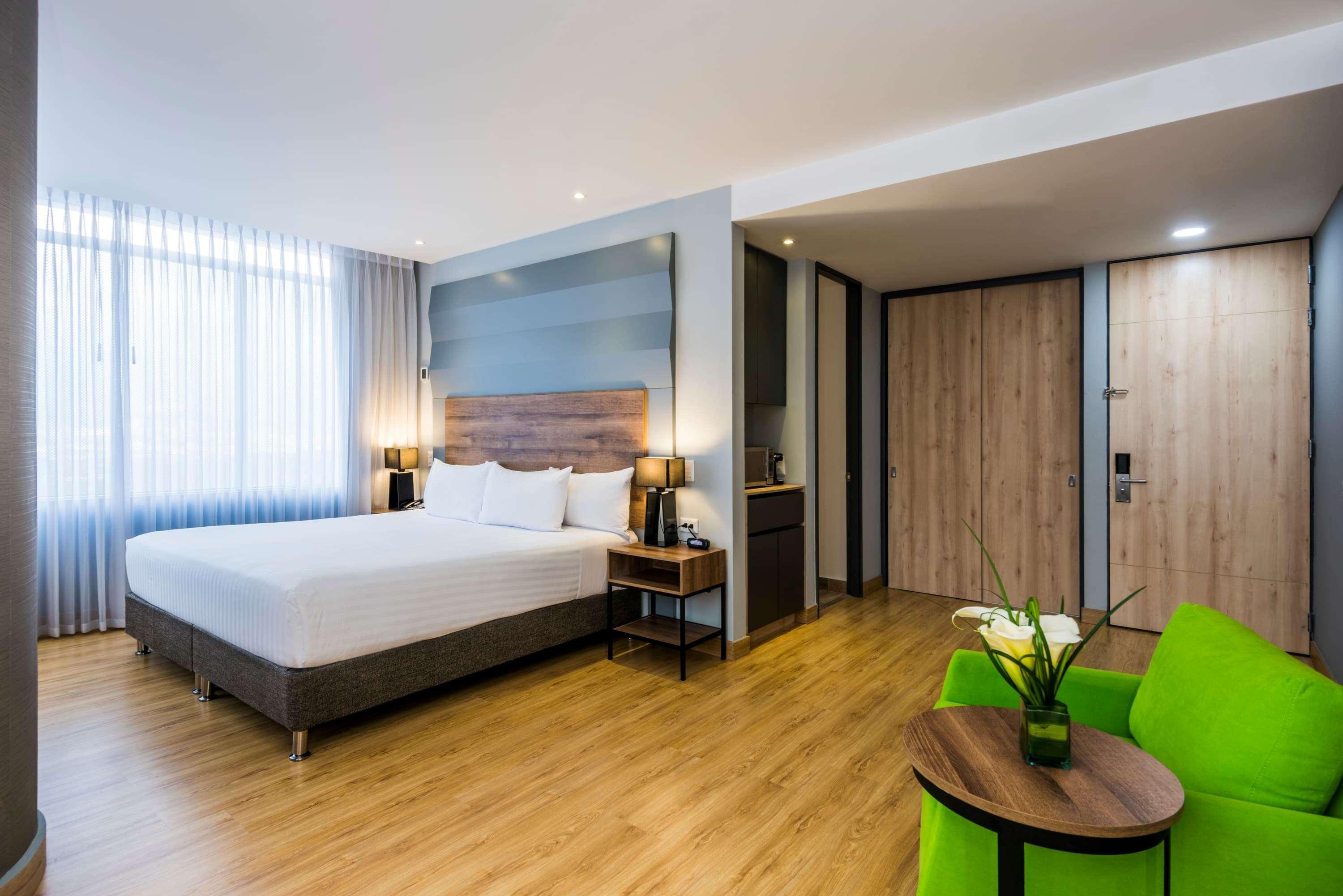 La Quinta By Wyndham Medellin Hotel Exterior photo