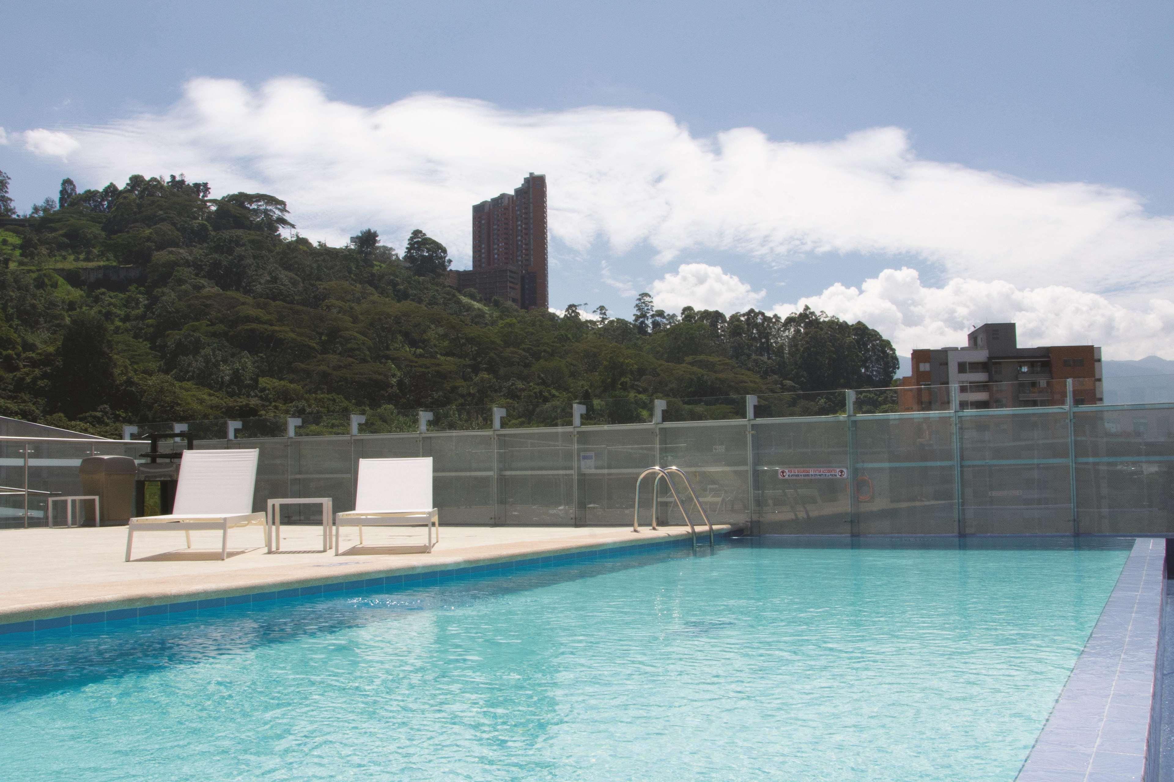 La Quinta By Wyndham Medellin Hotel Exterior photo