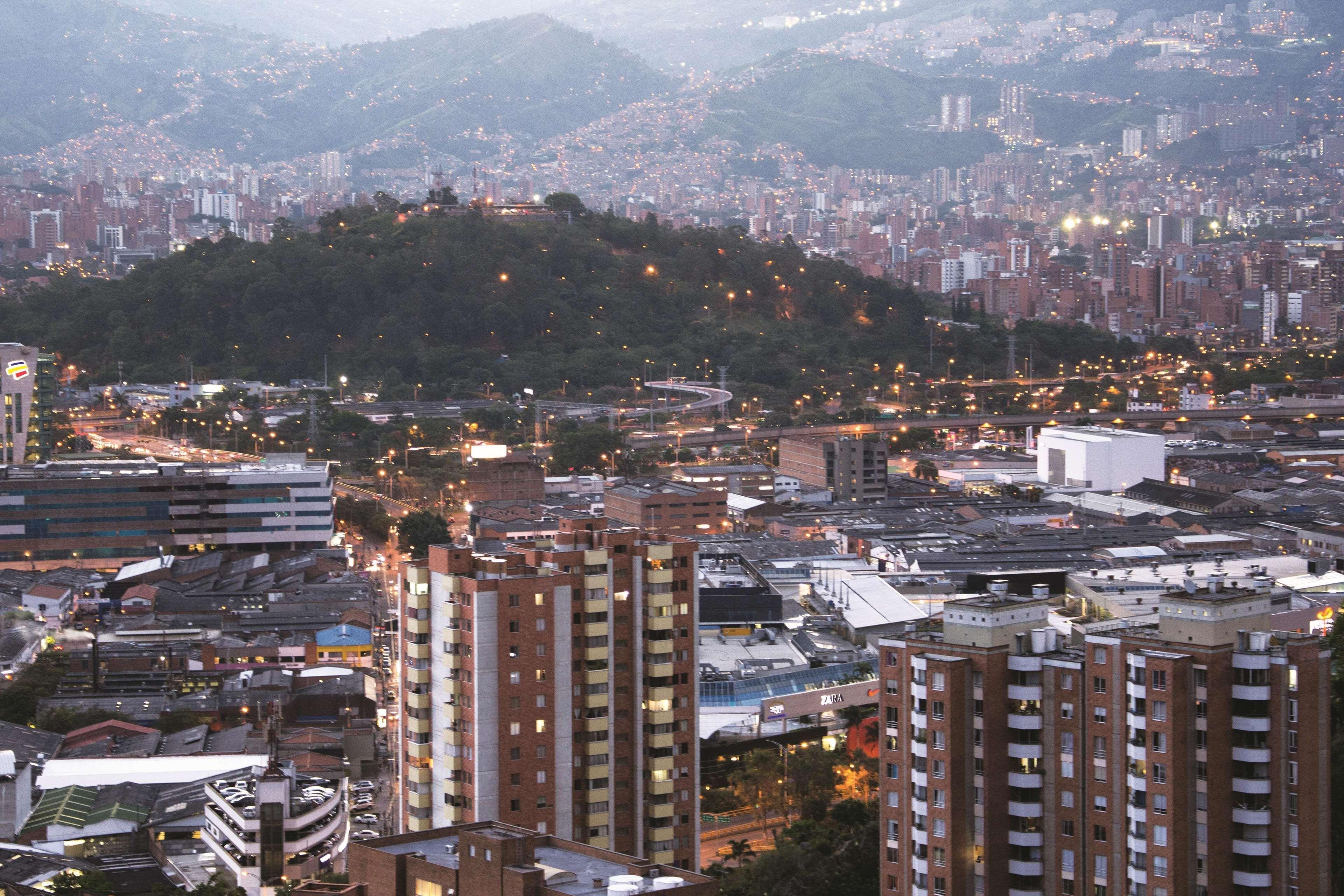 La Quinta By Wyndham Medellin Hotel Exterior photo