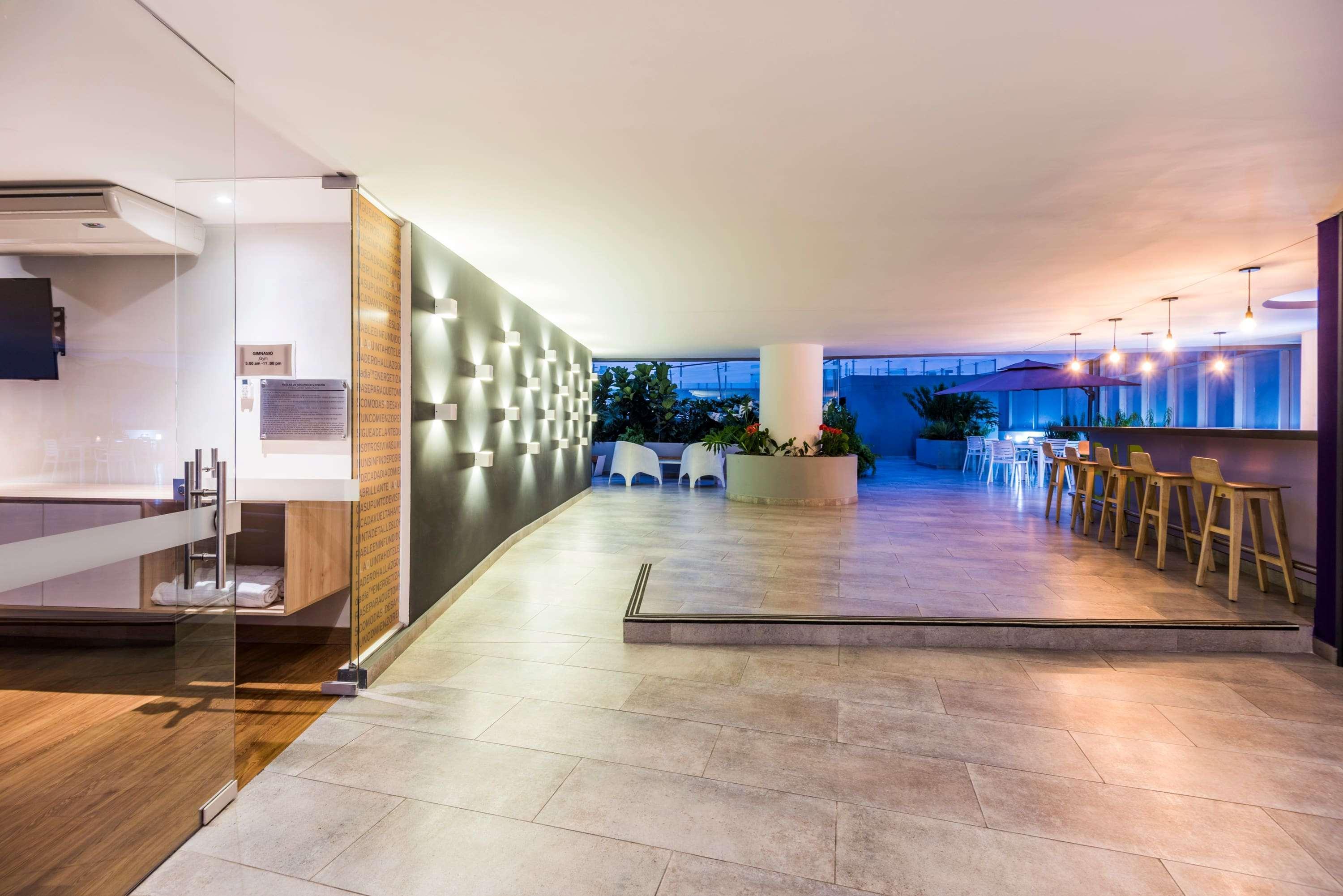 La Quinta By Wyndham Medellin Hotel Exterior photo