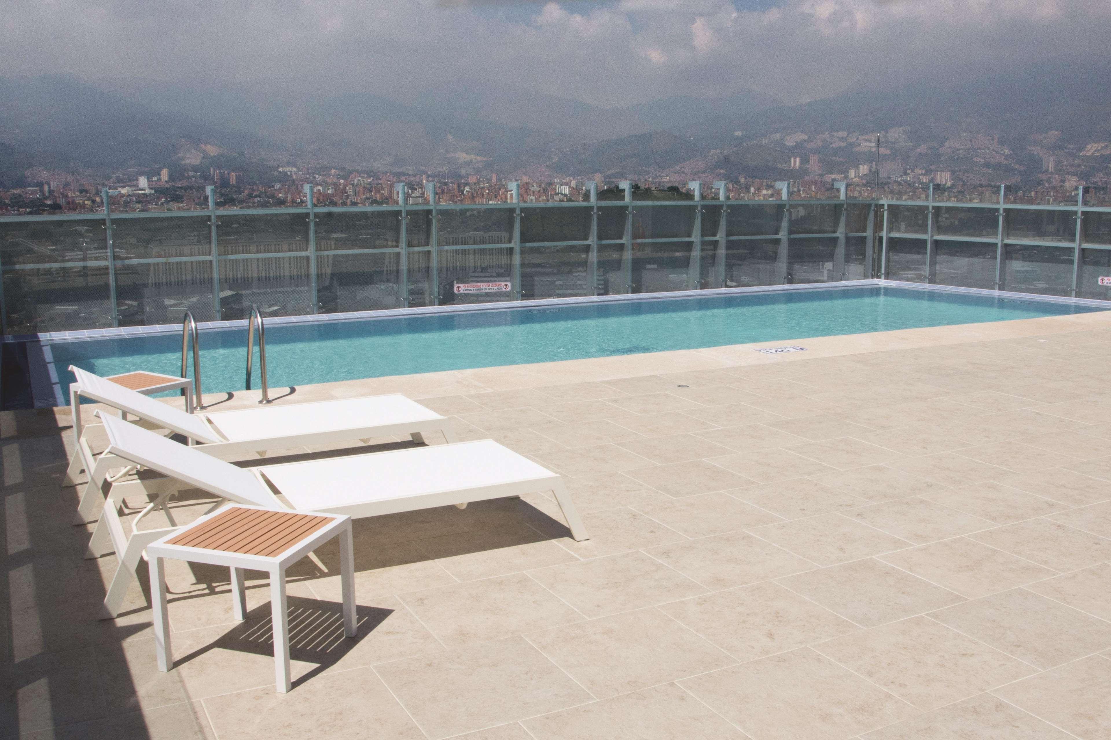 La Quinta By Wyndham Medellin Hotel Exterior photo