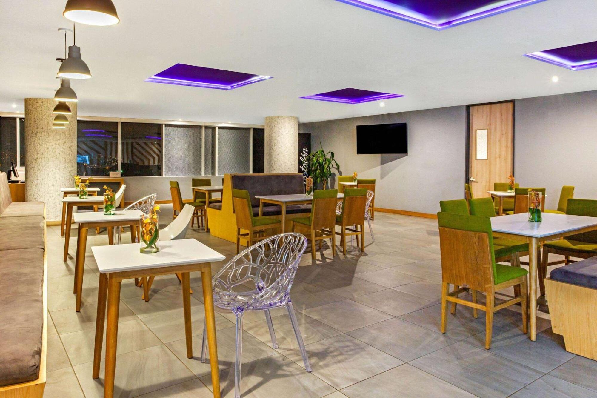 La Quinta By Wyndham Medellin Hotel Exterior photo