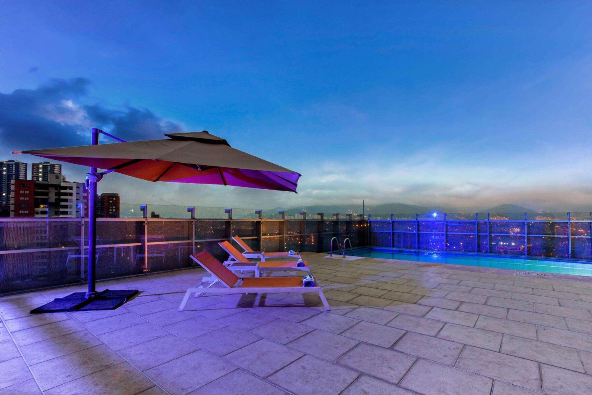 La Quinta By Wyndham Medellin Hotel Exterior photo