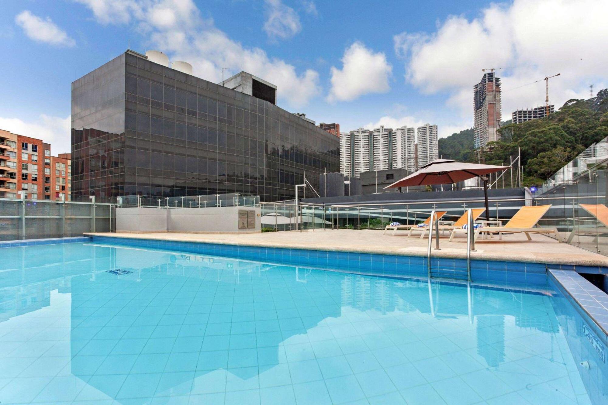 La Quinta By Wyndham Medellin Hotel Exterior photo
