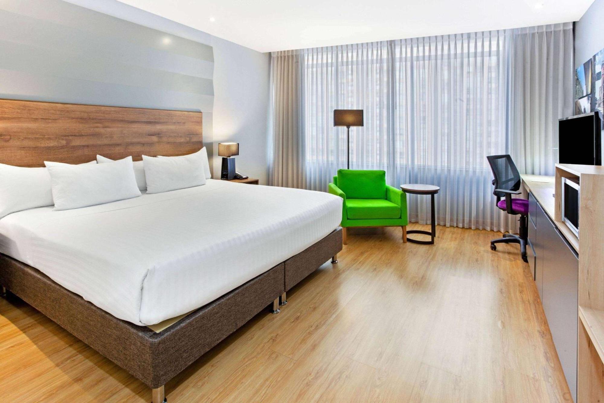 La Quinta By Wyndham Medellin Hotel Exterior photo