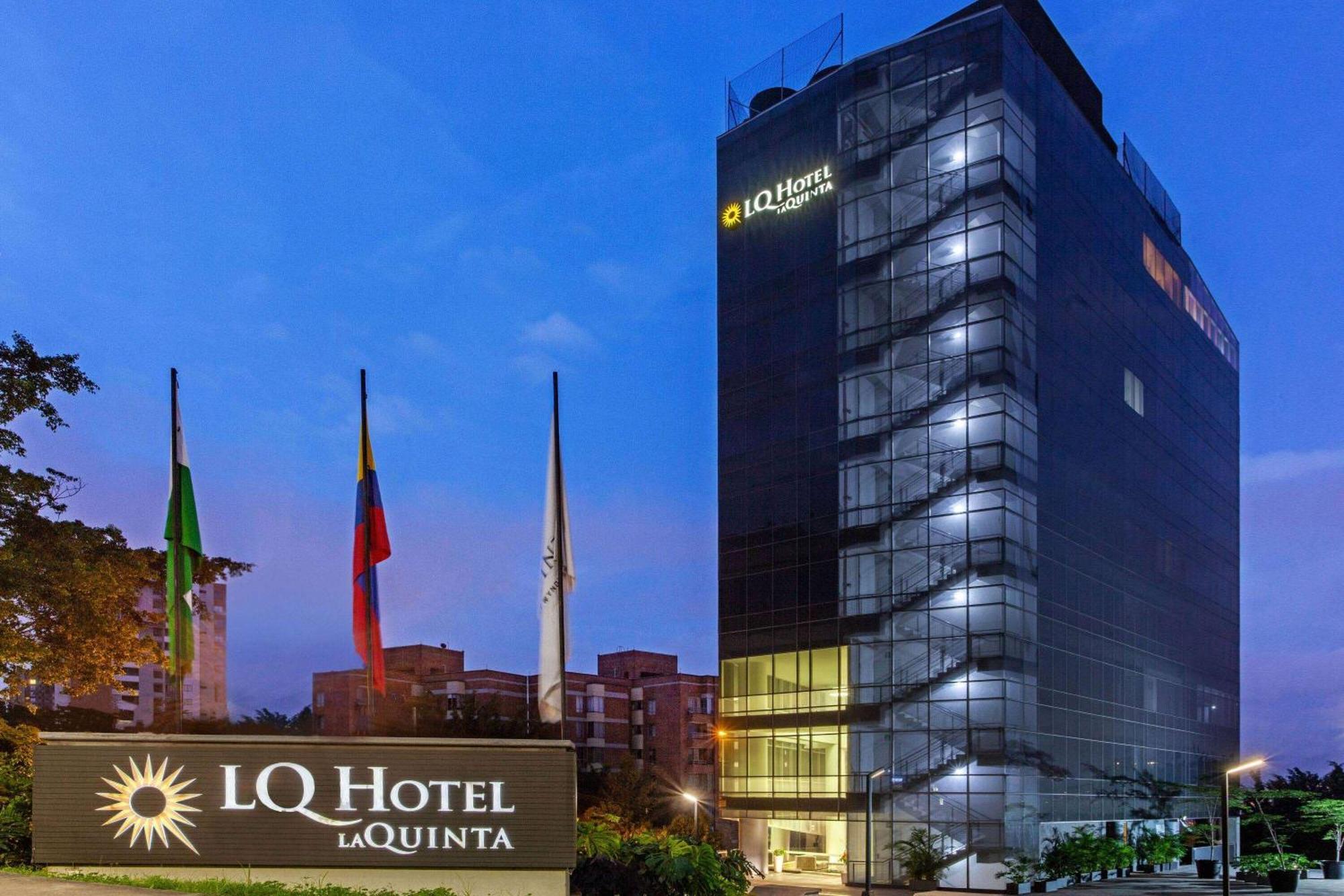 La Quinta By Wyndham Medellin Hotel Exterior photo