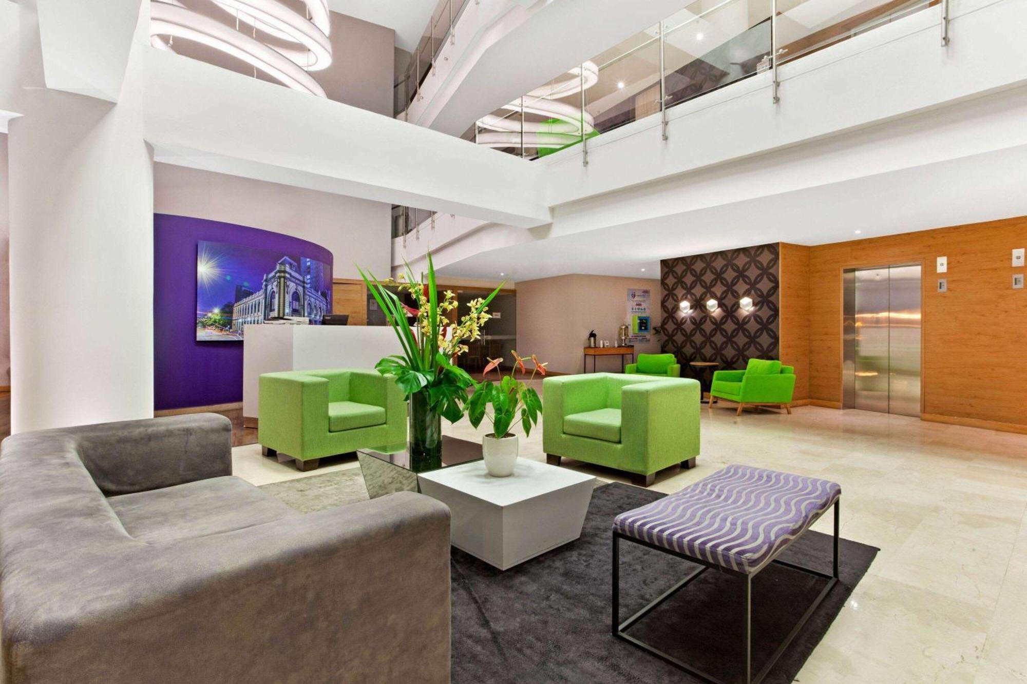 La Quinta By Wyndham Medellin Hotel Exterior photo