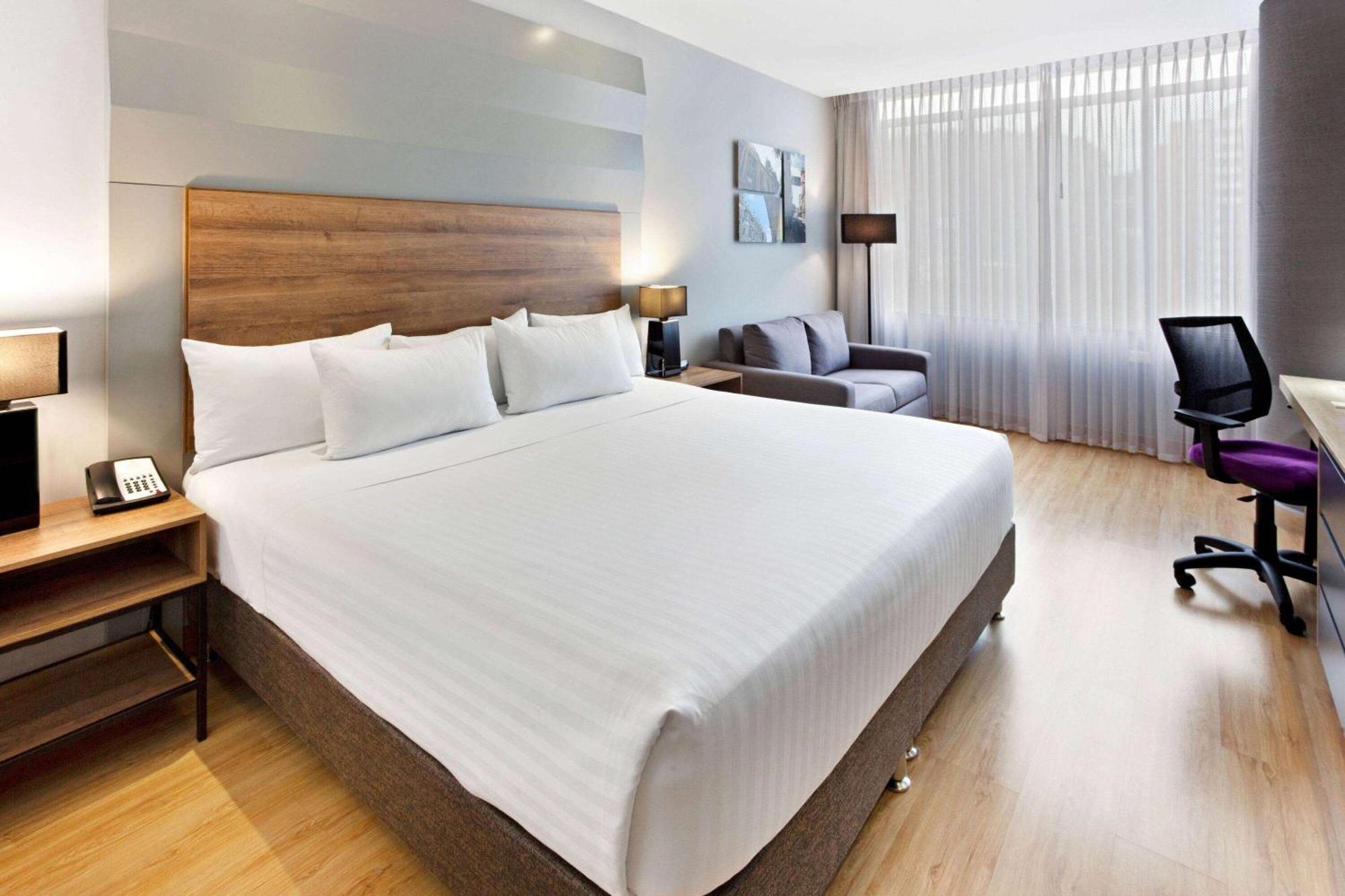 La Quinta By Wyndham Medellin Hotel Exterior photo