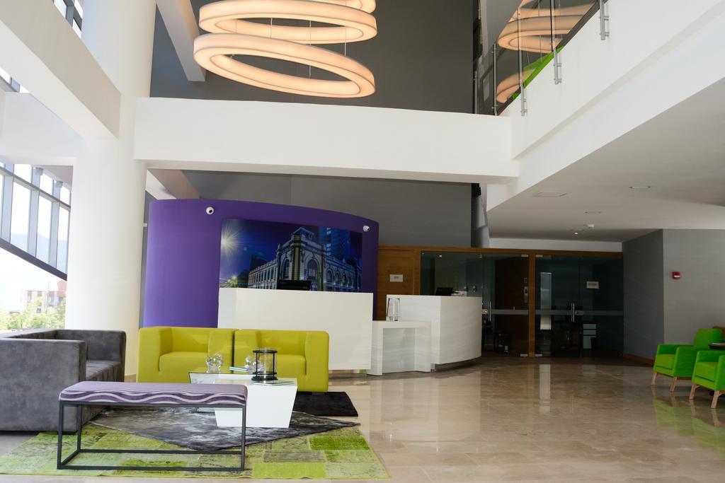 La Quinta By Wyndham Medellin Hotel Exterior photo