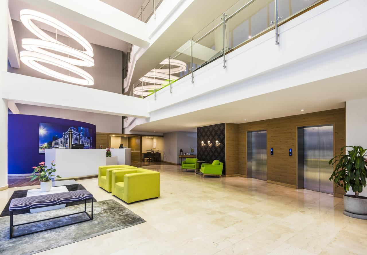 La Quinta By Wyndham Medellin Hotel Exterior photo
