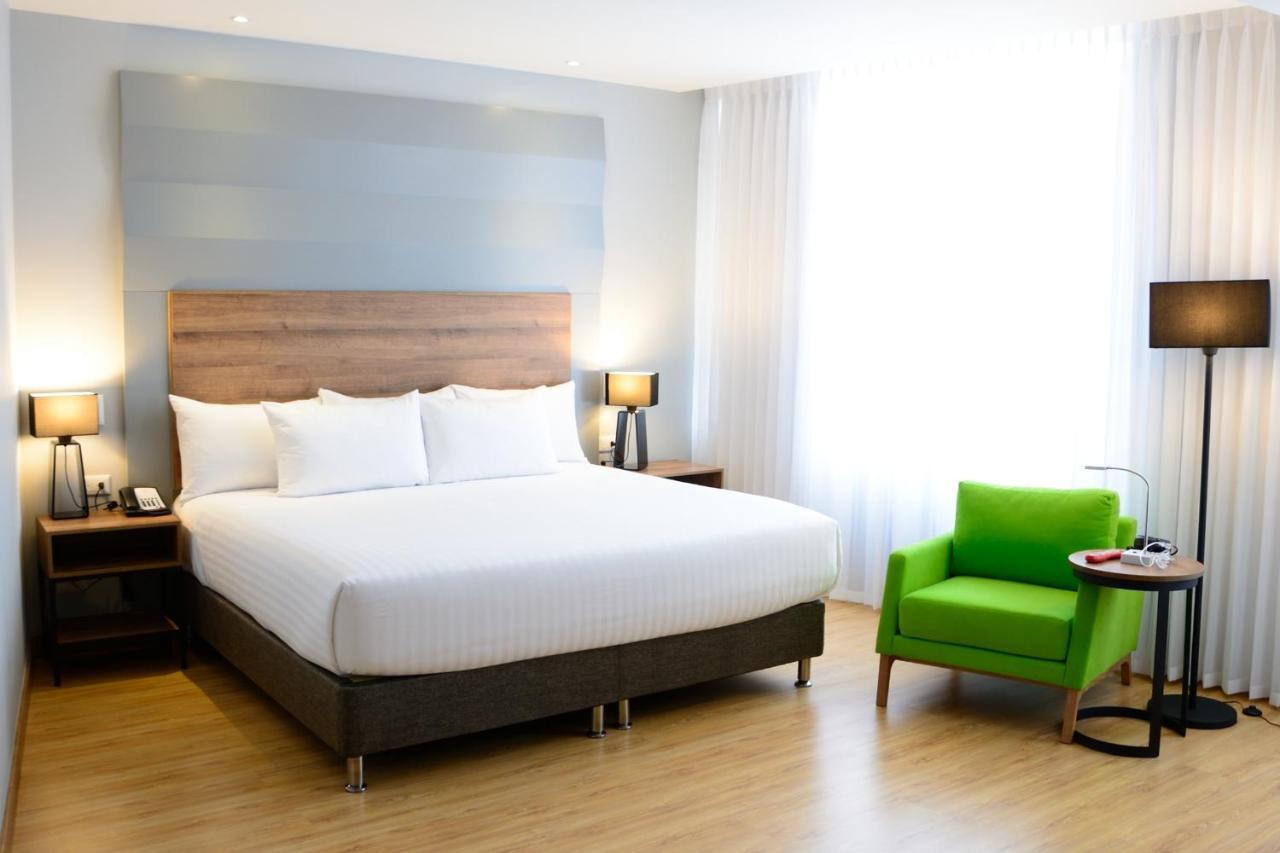 La Quinta By Wyndham Medellin Hotel Exterior photo